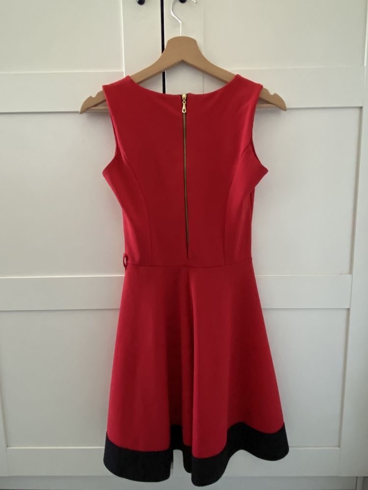 czerwona sukienka z zamkiem