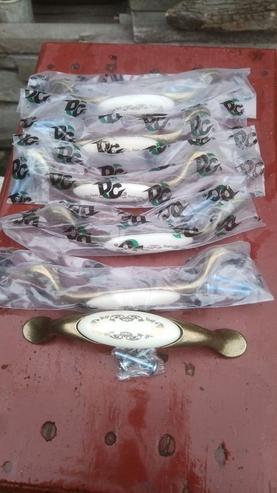 Ручка меблева.В середині фарфор порцеляна.Ретро.Латунь.