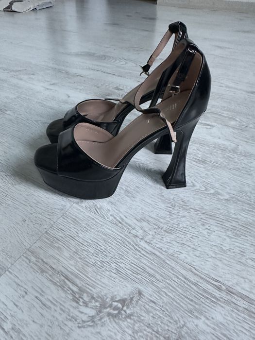 Czarne sandały na platformie – elegancja i wygoda w jednym kroku!