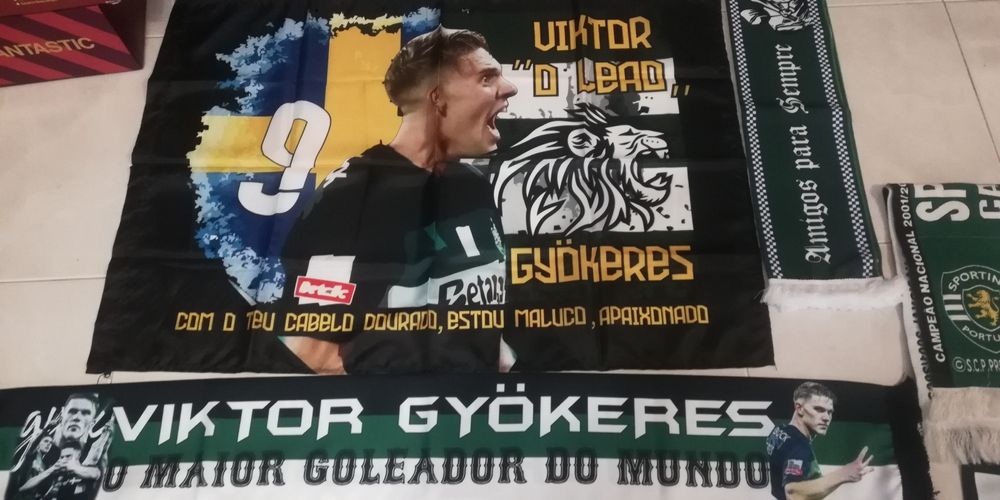 26 Cachecois e uma Bandeira do Sporting