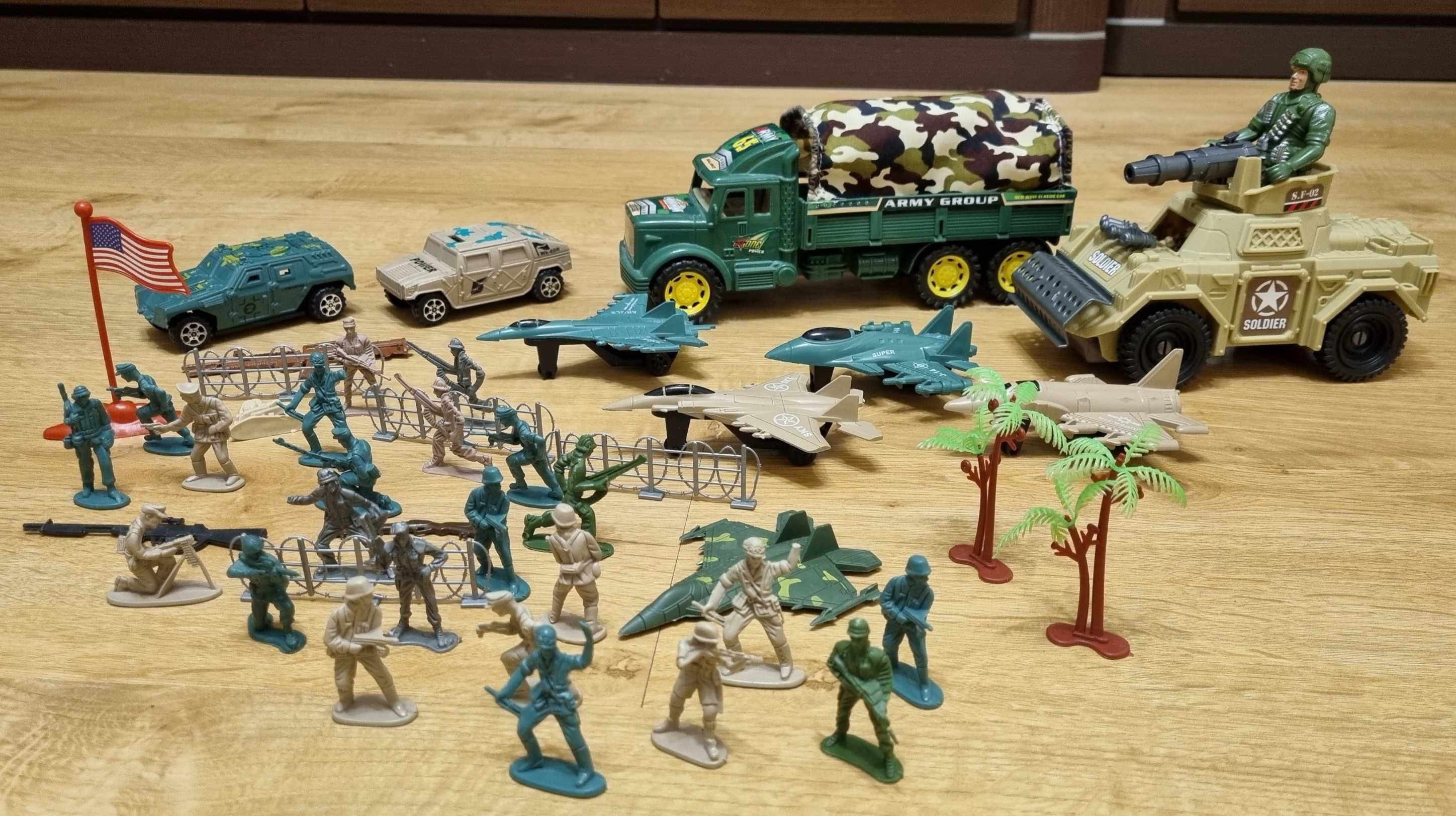 Zabawki samochody bojowe żołnierzyki