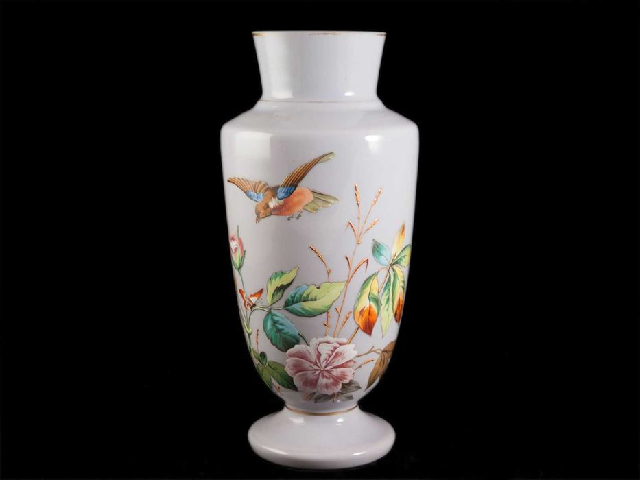 Jarra antiga com decoração floral e pássaros