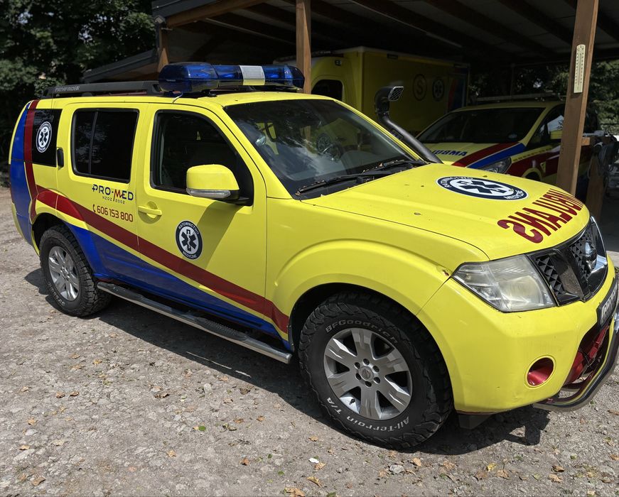 Nissan Pathfinder karetka ambulans 2010 rok