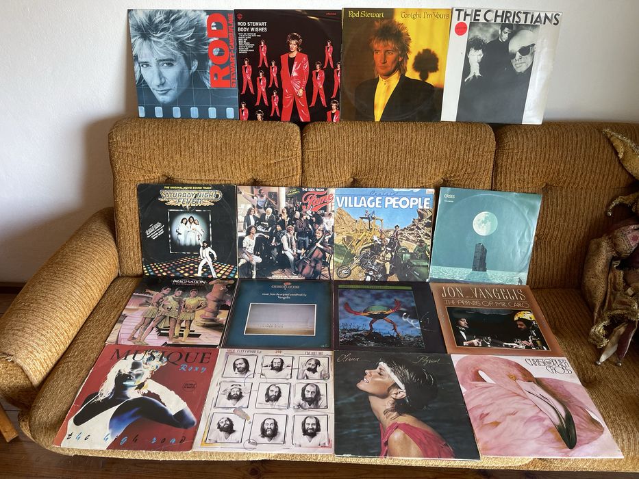 Lote de 144 discos de vinil - (140 lps e 4 maxis)