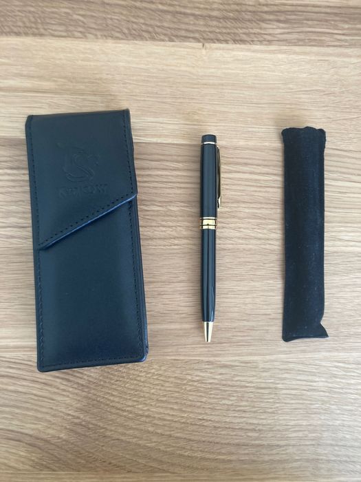Elegancki czarny dlugopis w skórzanym etui.