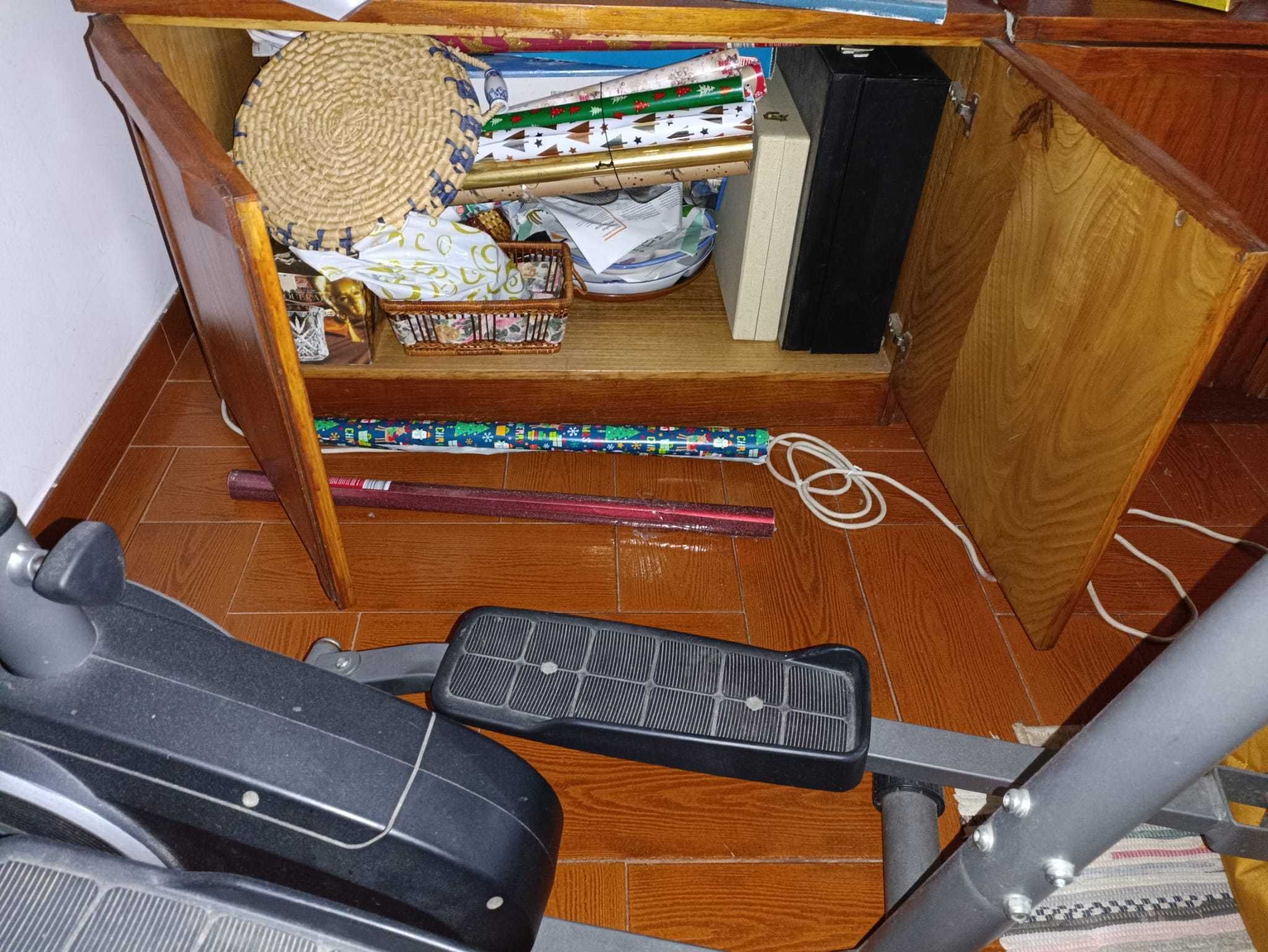 Móvel de Sala em Madeira - Restauro/Reutilização