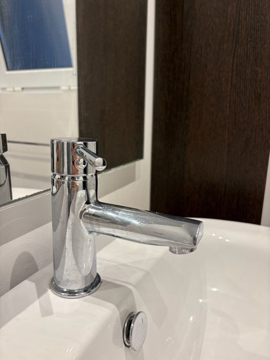Conjunto de casa de banho com pedra e lavatório integrado
