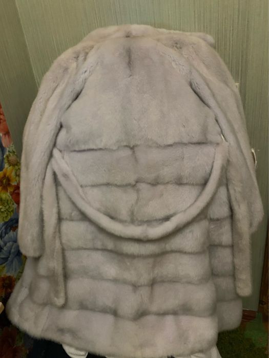 Шикарна білосніжна , супер мʼякенька  шубка S-M , довжина 100 см  !!!