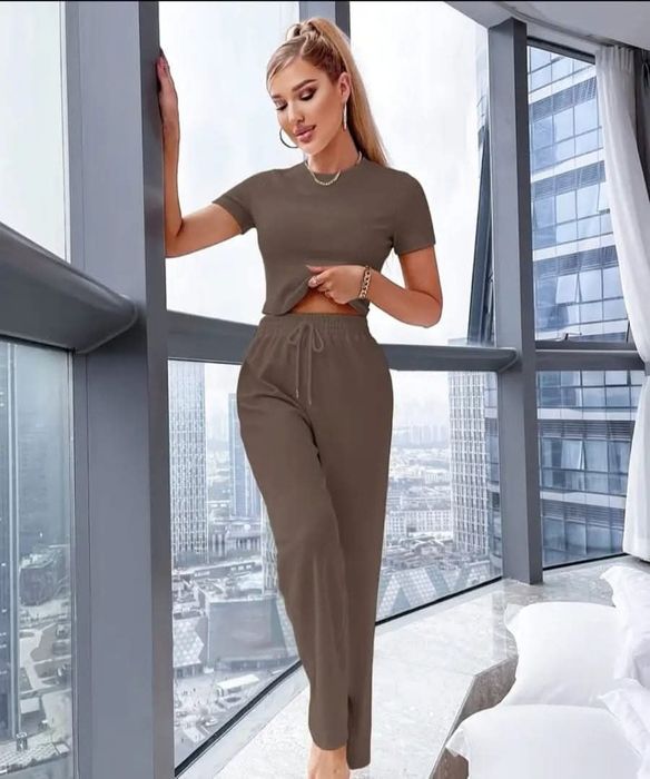 Жіночий костюм з