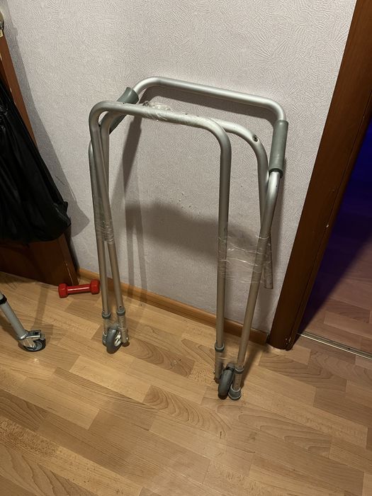Ходунки для людей похилого віку або людей з індвалідністю