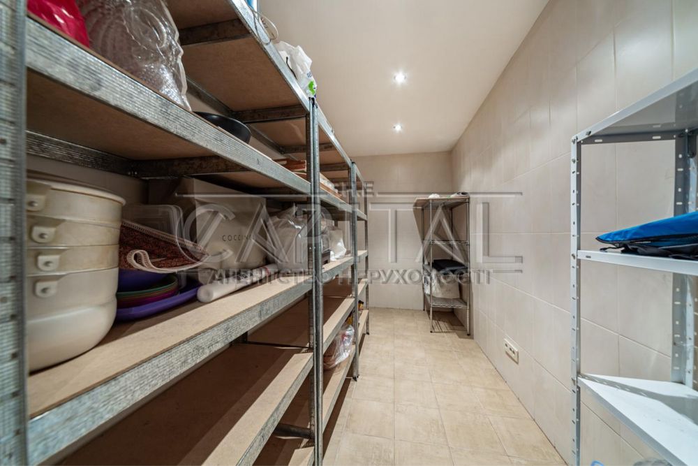 Київ, Святошинський район, вул. Патріарха Володимира Романюка 300м2