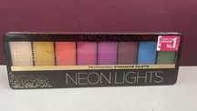 Neonowe cienie Eveline