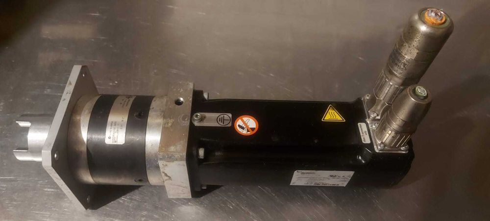 Schneider servomotor BMH0703T02F2A + przekladnia NEUGART GBX