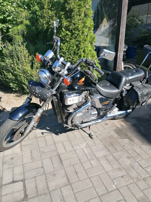 Honda VT 750 C.      .