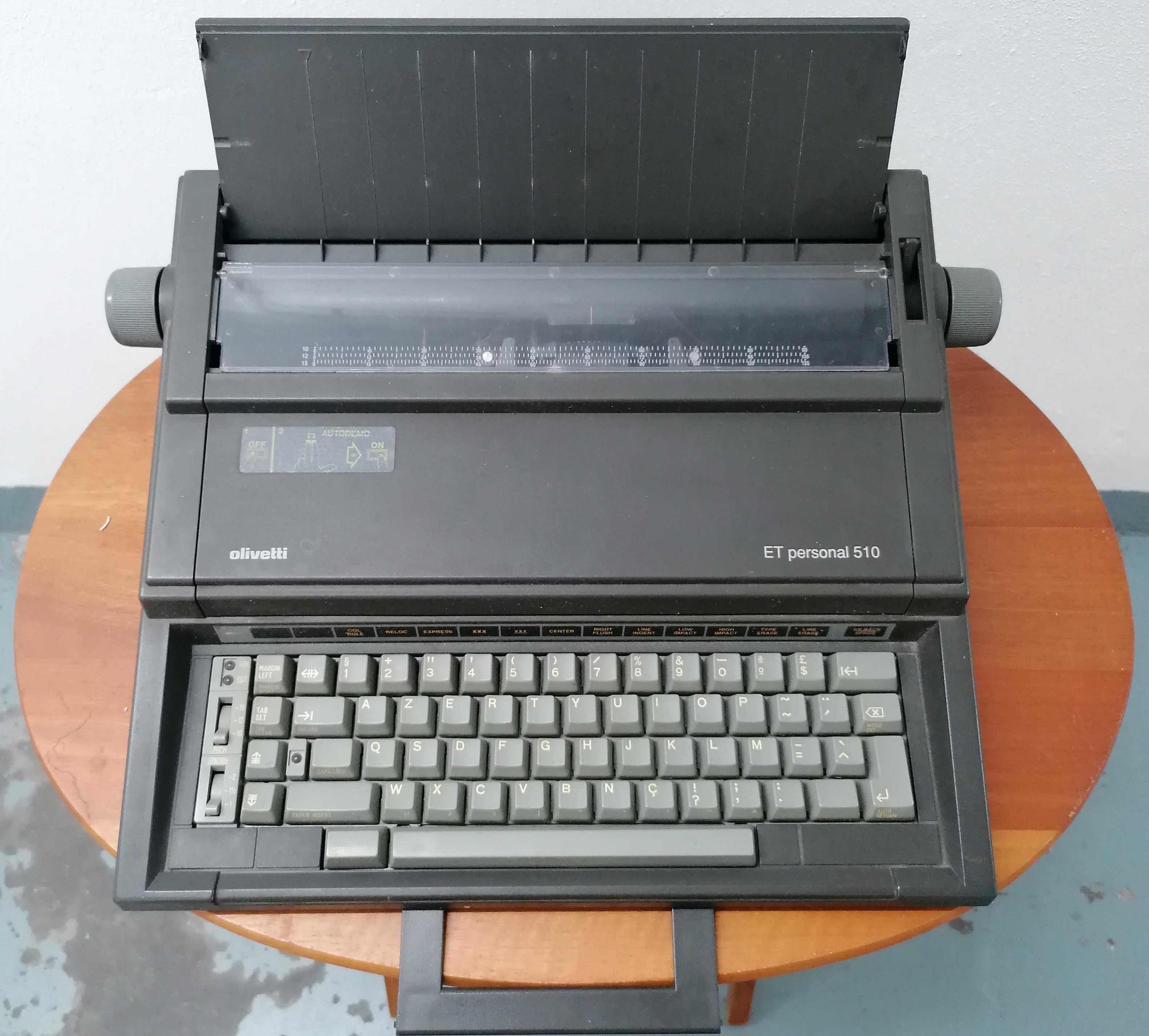 Máquina de escrever eléctrica/pilhas da Olivetti