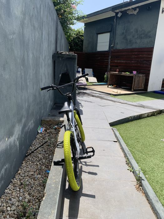 Bmx usado com algumas marcas de uso mas funciona prefeitamente