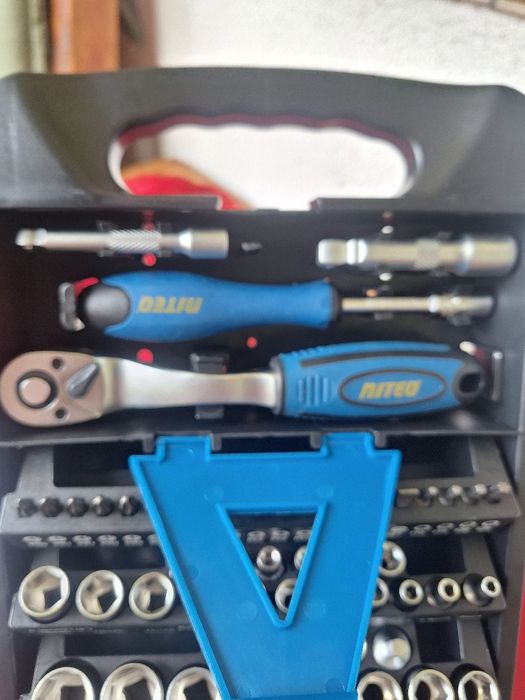 Zestaw kluczy nasadowych.