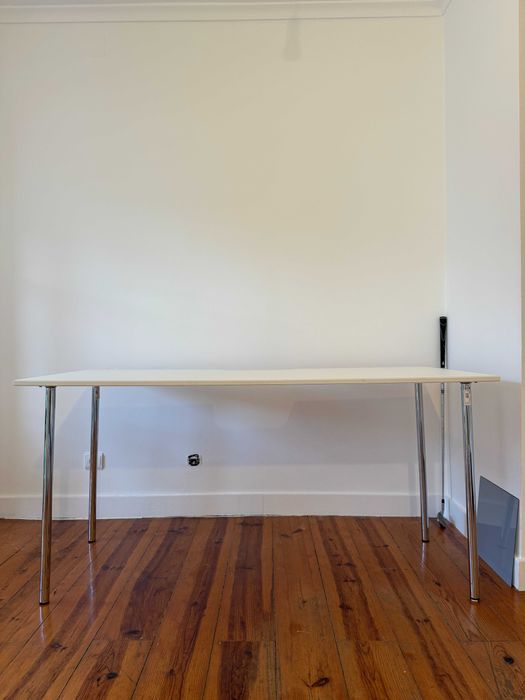 Secretária branca com pernas de aço