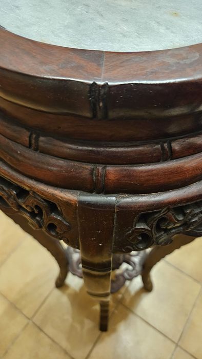 Mesa de pedestal com tampo de mármore para suporte de vaso/candeeiro.