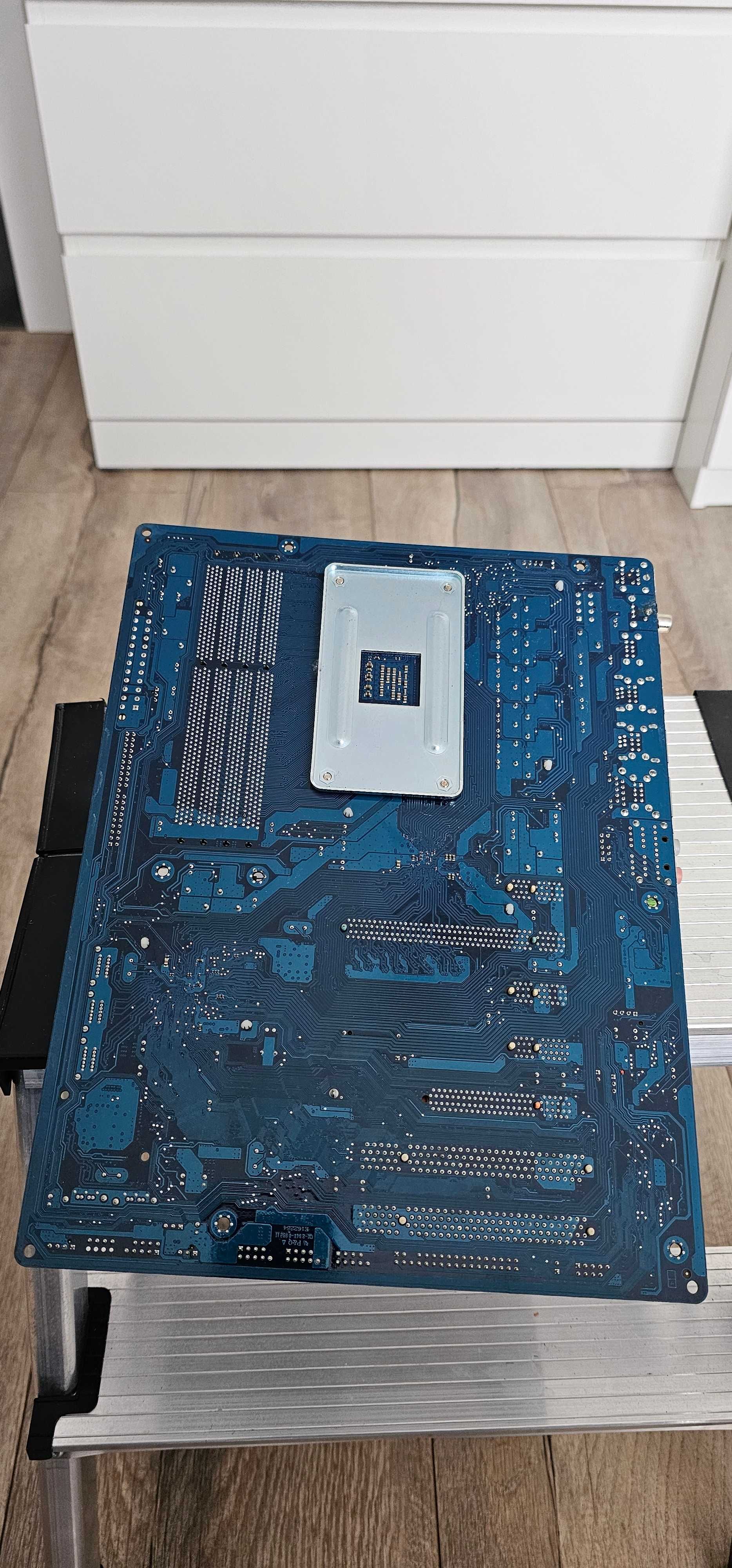Płyta główna Gigabyte GA-MA790XT-UD4P plus AMD Phenom II X2 550