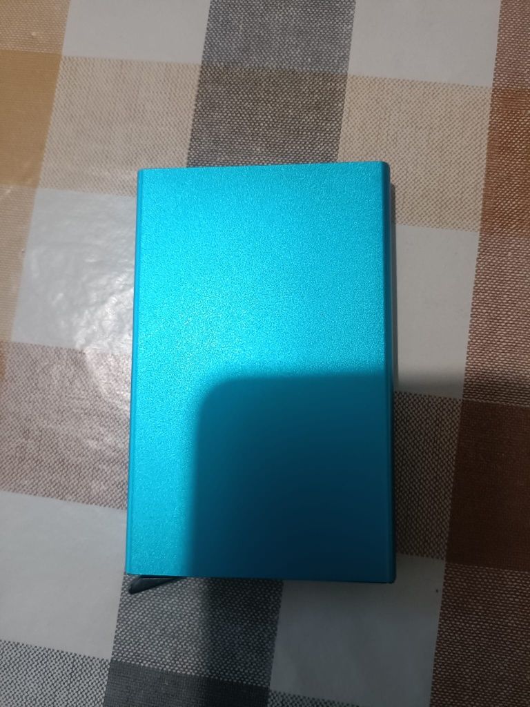 Carteira cor azul para cartões de alumínio  com bolsa traseira