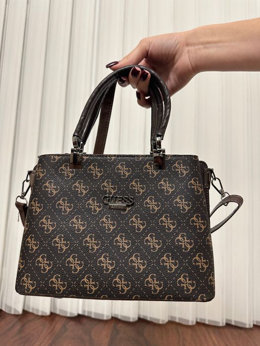 Стильна вмістка сумка