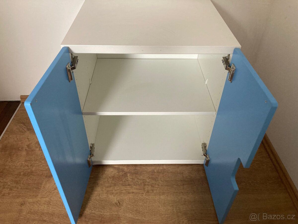 Cómoda/armário com prateleira (IKEA)