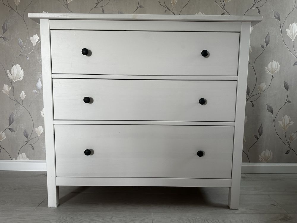 Komoda Hemnes.