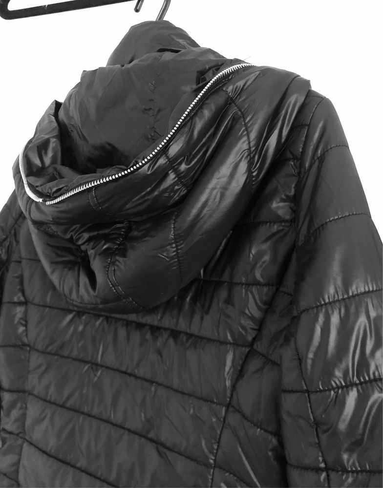 Reserved czarna kurtka wiatrowka z kapucą