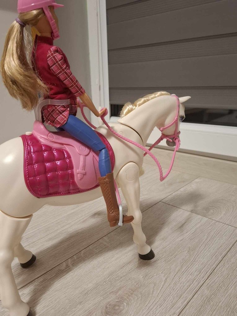 Barbie interaktywny koń z akcesoriami