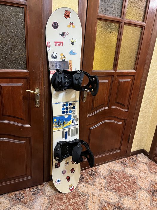 Продам одним комплектом Сноуборд з кріпленнями Burton