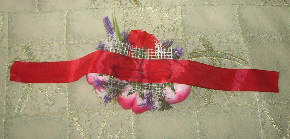 Прикраса на кошик з квіток на Паску Великдень