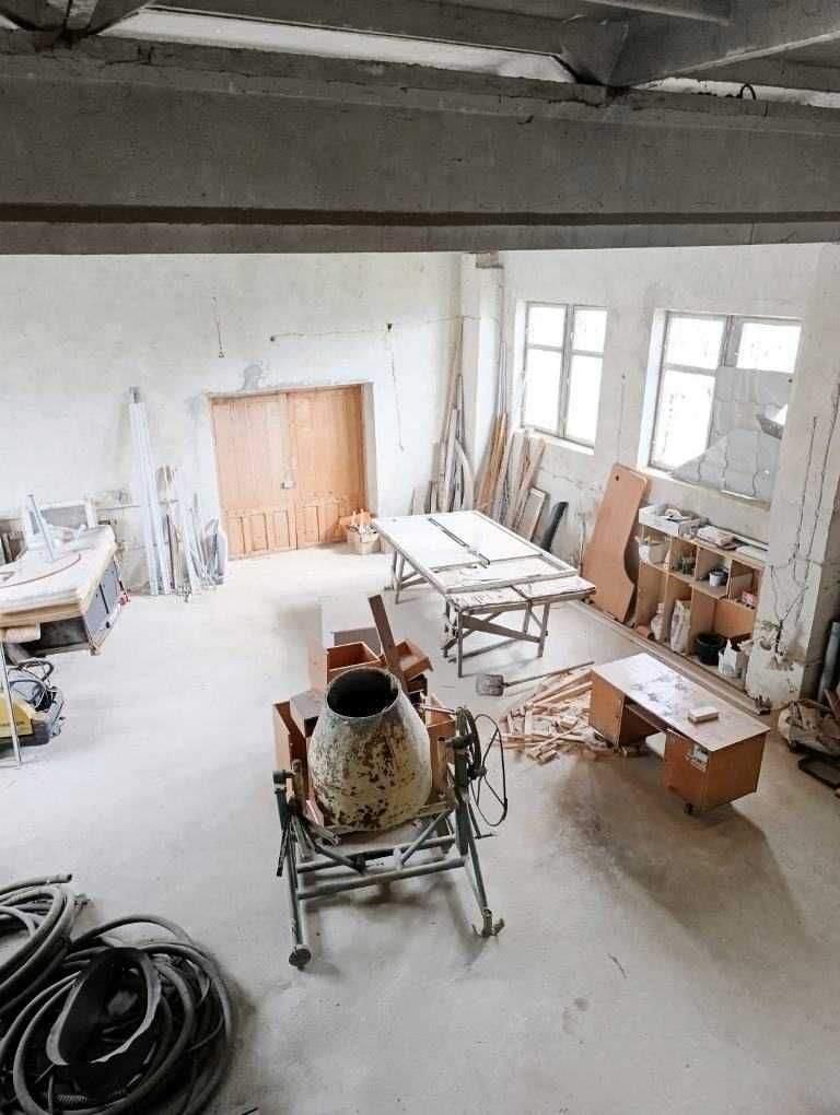 Недорого продається нежитлове приміщення біля автотраси Київ-Чоп.