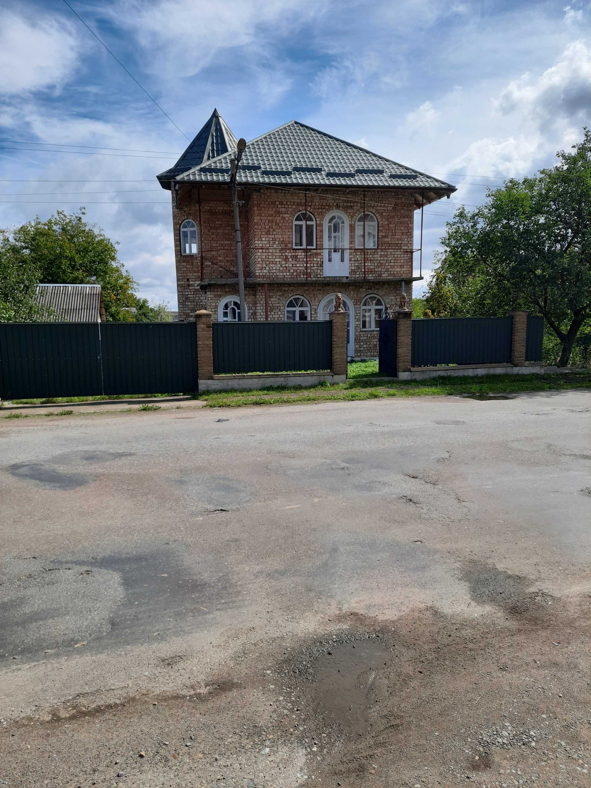 Будинок в самому центрі села, 19 кілометрів від Івано-Франківська.