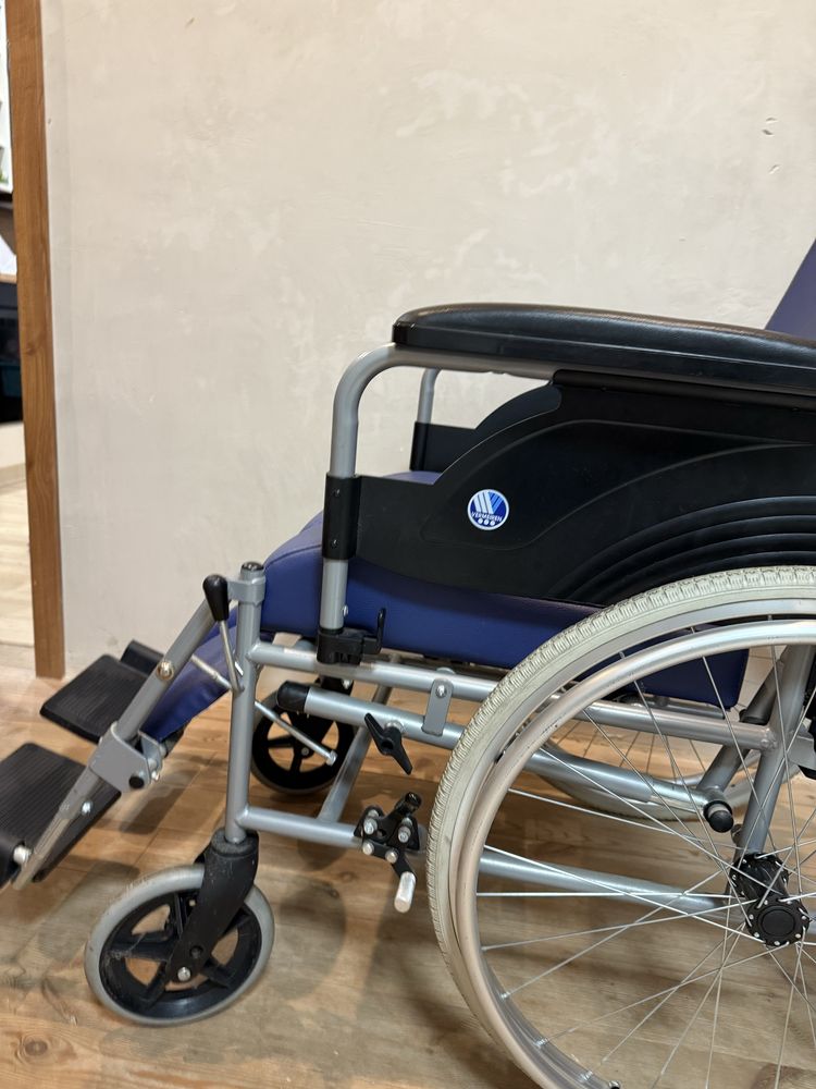 Wózek specjalny Vermeiren 9300 dla osoby z niepełnosprawnością.