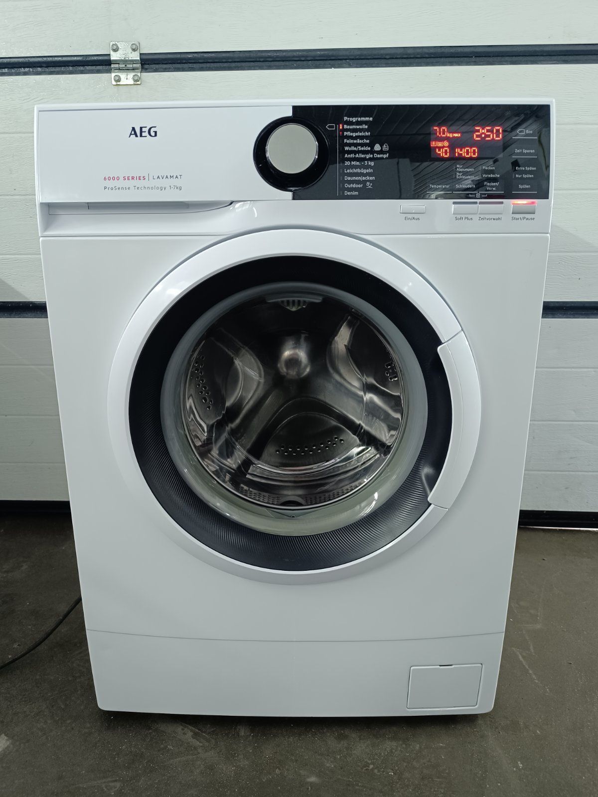 Вузька пральна машина AEG глибиною 45см