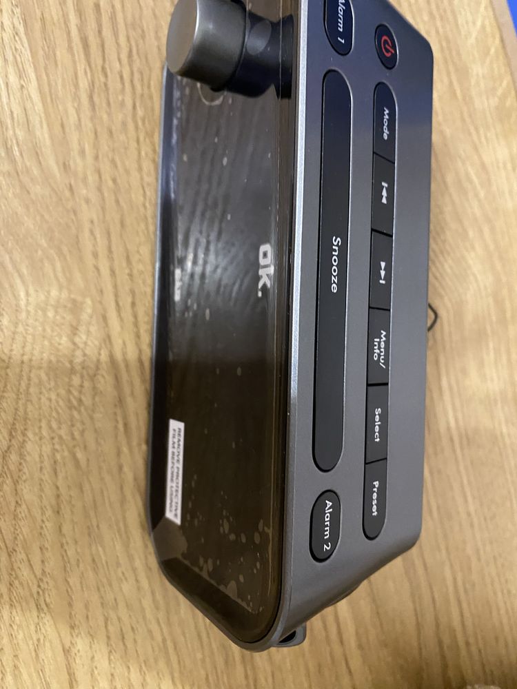 Radiobudzik Ok wyswietlaczem czasu na scianie , bluetooth