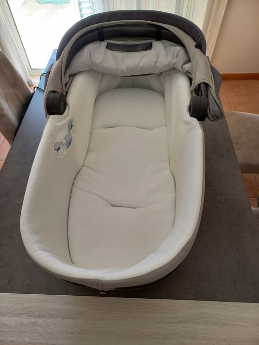 Carrinho e Alcofa Chicco