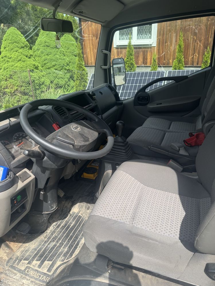 Nissan Cabstar 2,5 DCI pomoc drogowa laweta plyta hydrauliczna katB