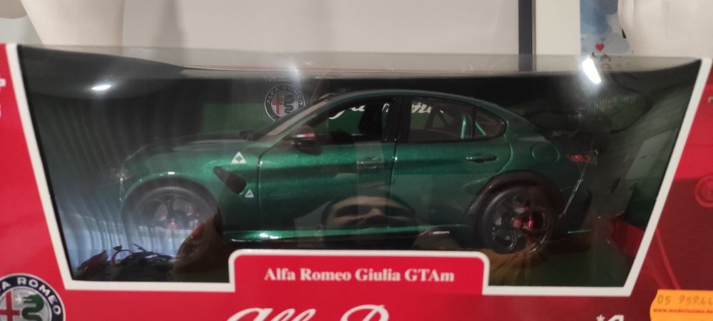 1/18 Alfa Romeo Giulia GTAm carro coleção miniatura Burago