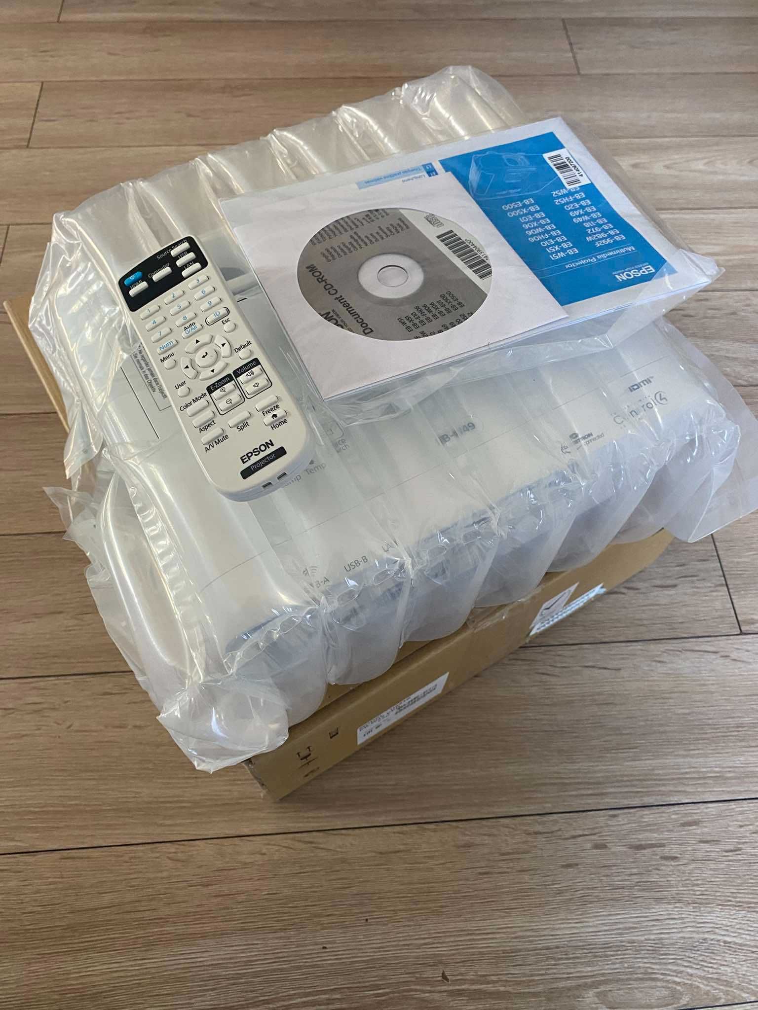 Epson EB-W49 Projektor z kablem HDMI i uchwytem
