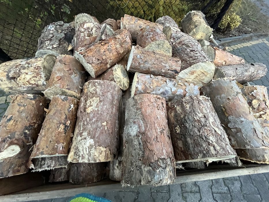 Drewno opałowe sosnowe pociete polupane suche drzewo do pieca kominka