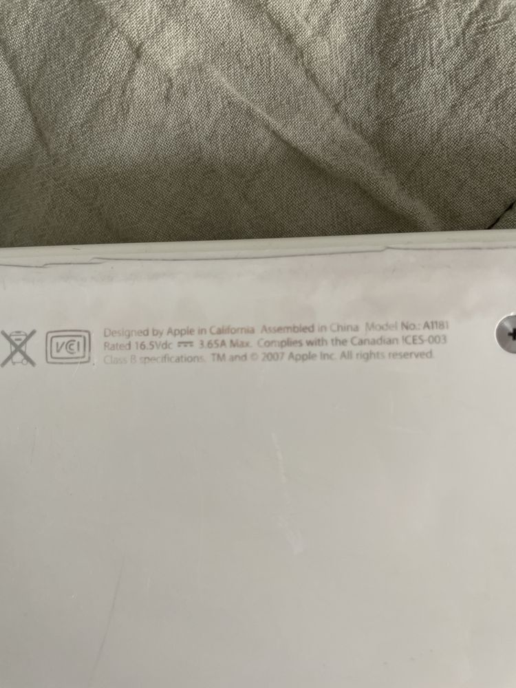 Komputer Mac book white - biały laptop trzy sztuki z ładowarkami