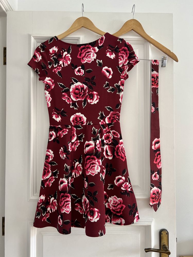 Vestido com flores e gravata a combinar