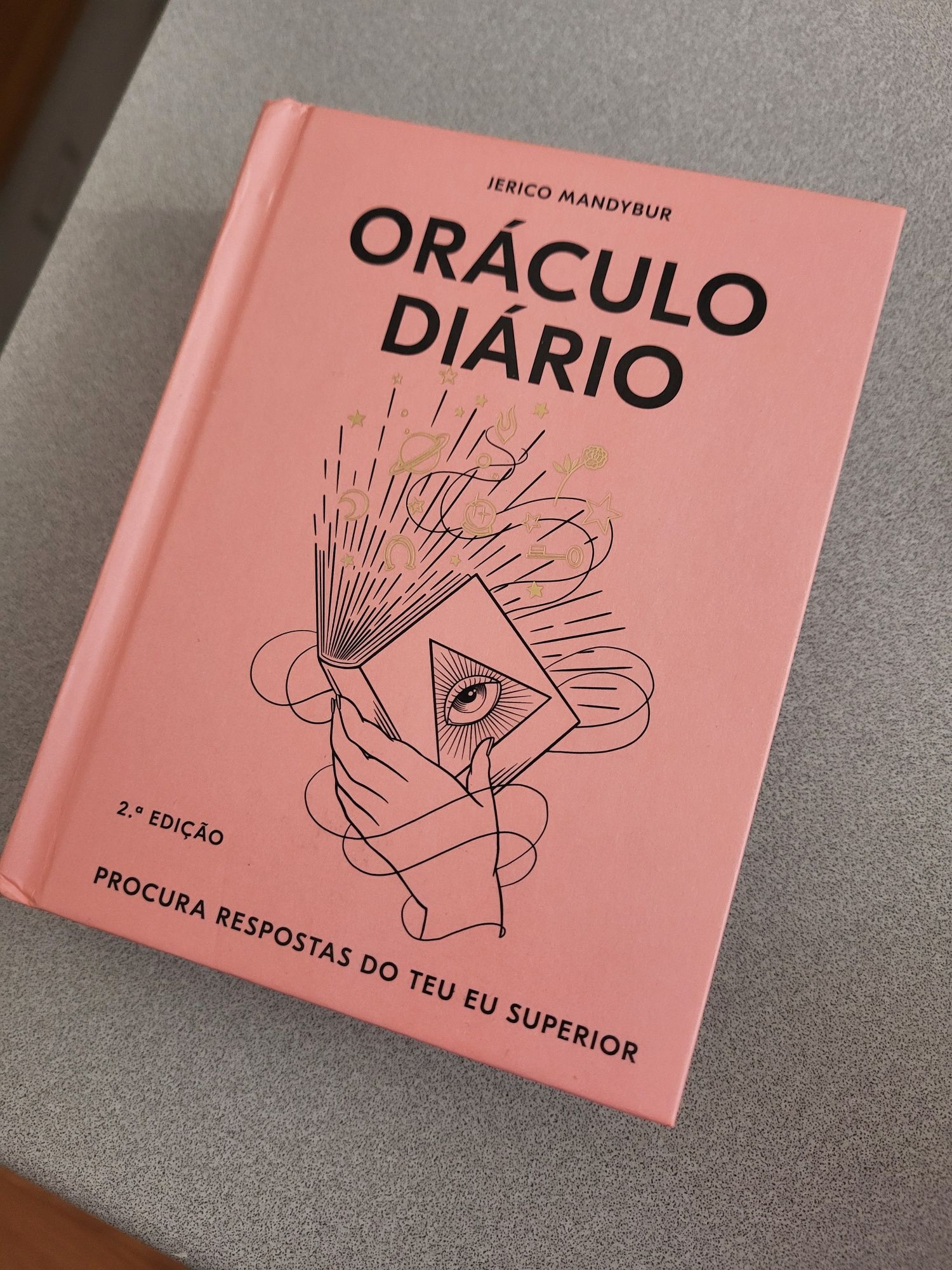 Livro " Oráculo Diário"
