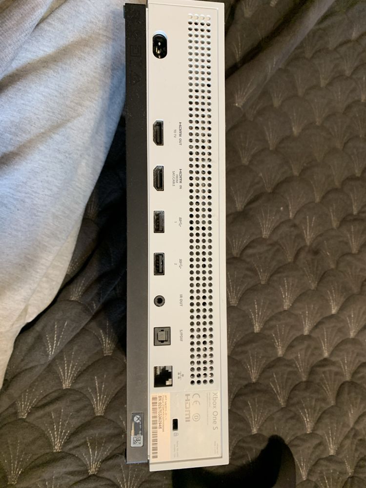 Xbox One S 500gb + 3 гри