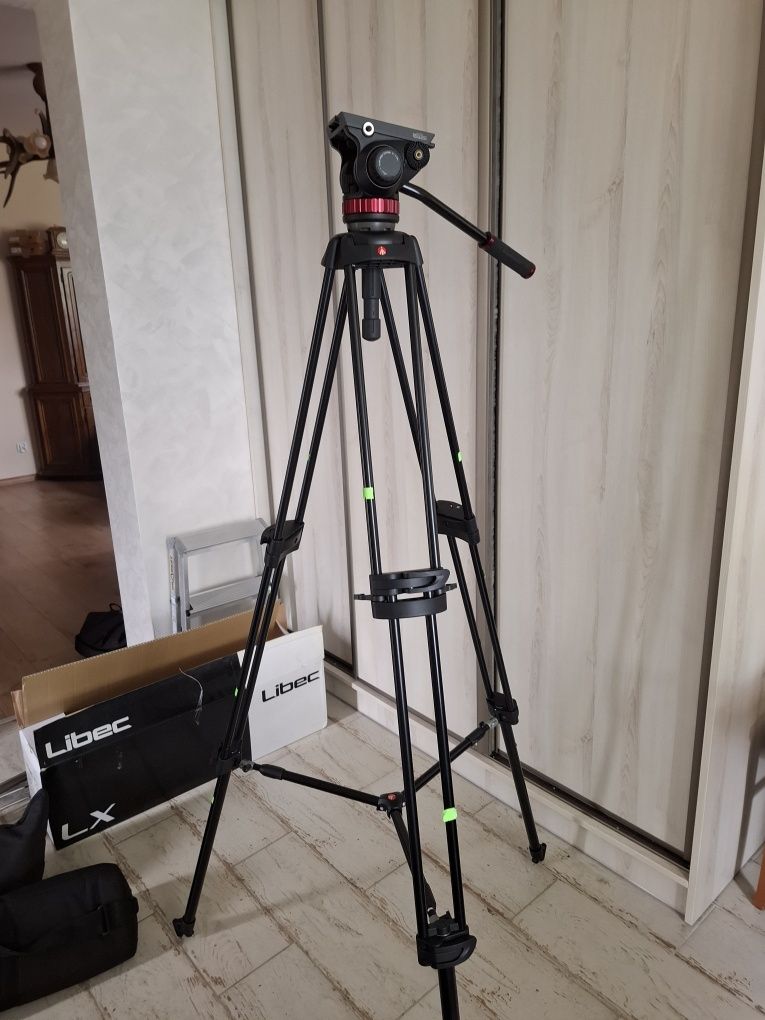 Manfrotto 546B z głowicą i wózkiem.