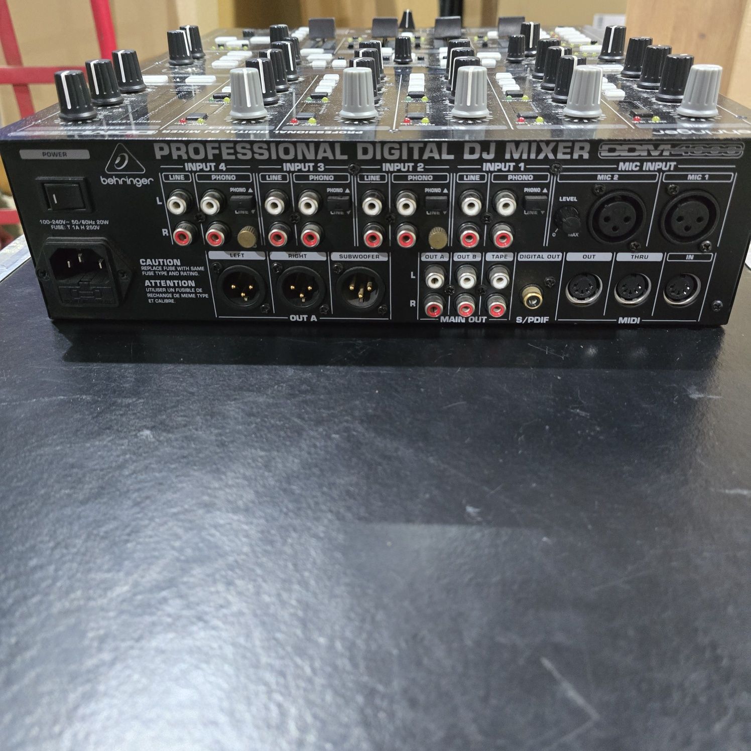 Behringer DDM4000 cyfrowy mikser DJ