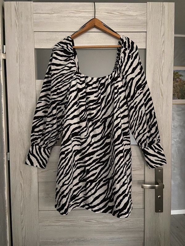Sukienka zebra z bufiastymi rękawami ZARA