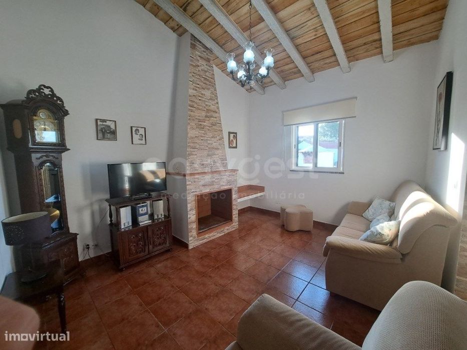 Moradia nova, totalmente recuperada, a 15 quilómetros de distância ...